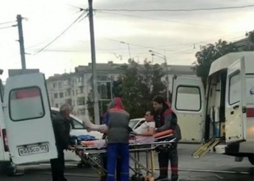 В Краснодаре трамвай въехал в машину скорой помощи