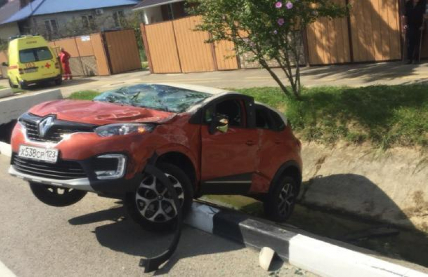 Infiniti снесла в кювет Renault в Адлерском районе