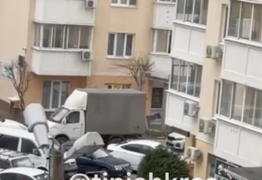 Дети закидали авто с многоэтажки в Краснодаре