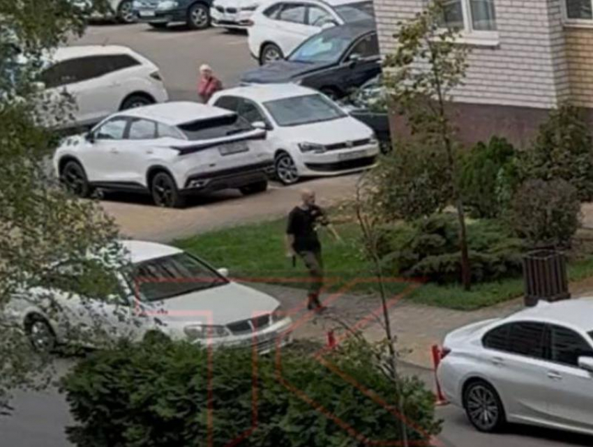 Мужчина с пистолетом устроил переполох в Краснодаре 