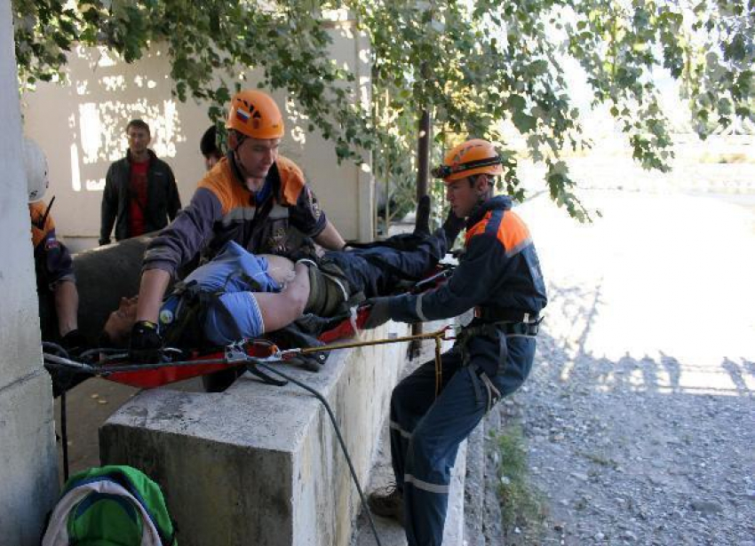 В Сочи мужчина рухнул с парапета в русло реки