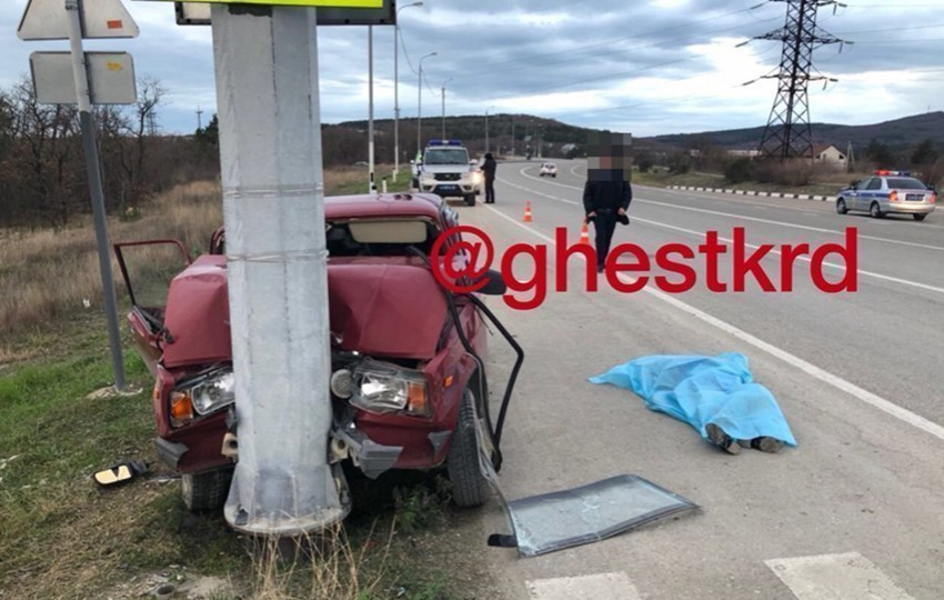 "Проклятое место": женщина-водитель погибла, врезавшись в столб под Геленджиком