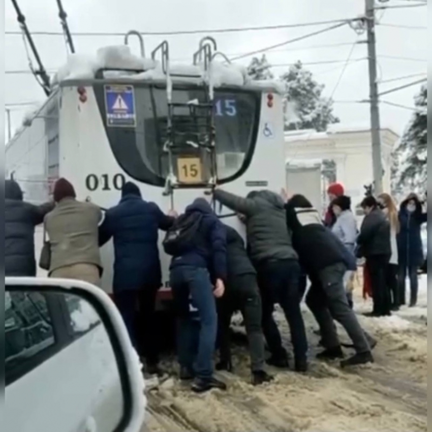 Русские богатыри в Краснодаре толкали троллейбус, застрявший из-за снега