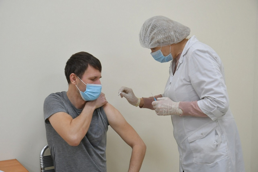 Прививку от коронавируса на Кубани сделали почти 175 тысяч человек 