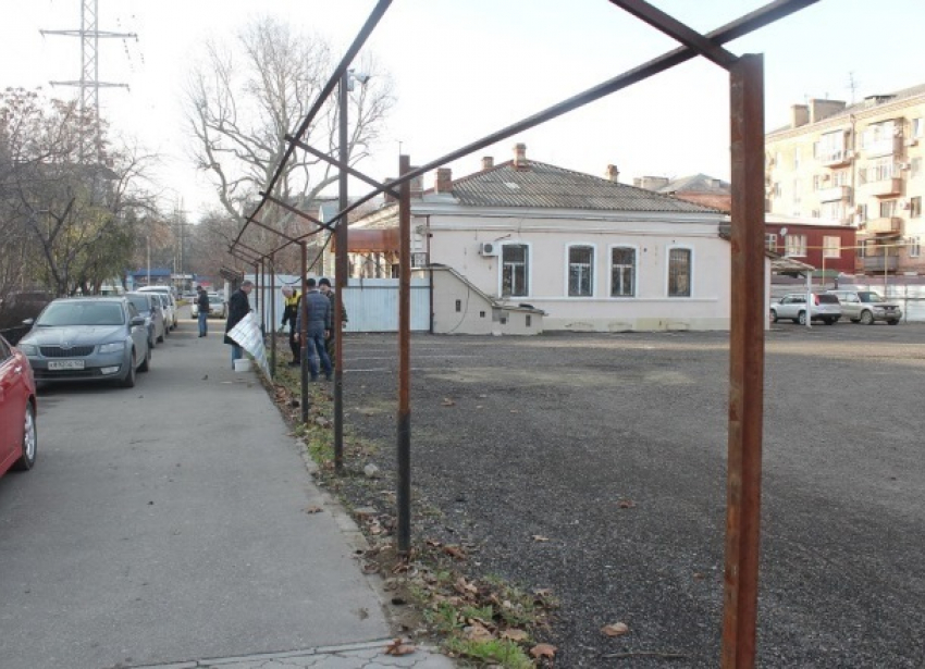 Забор вокруг старого Дома быта в Краснодаре скоро снесут