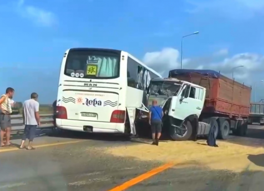 Автобус с туристами попал в ДТП на Кубани – есть пострадавшие
