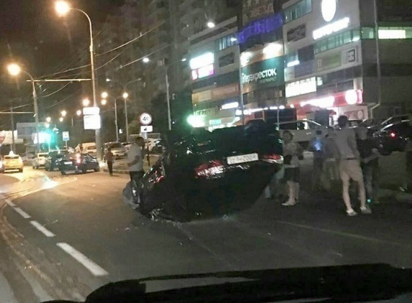 В Краснодаре в перевернувшемся автомобиле находились три девушки