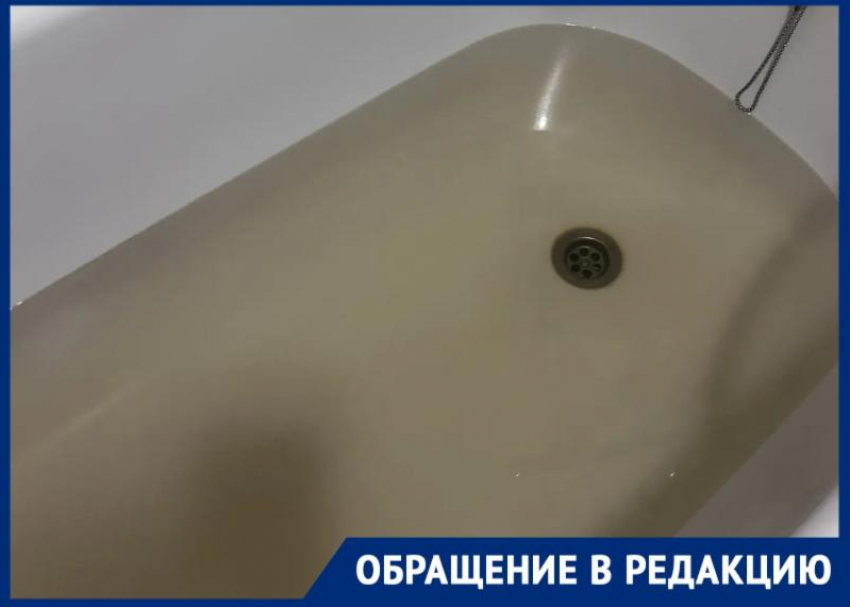 «Купаемся в грязи, пьем и едим все из нее»: жители Краснодара показали, какая вода течет из их крана