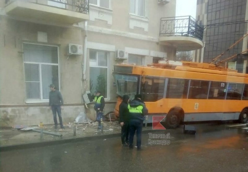 Ремонт троллейбуса, который протаранил стену дома в Краснодаре, оценили в 200 тысяч рублей