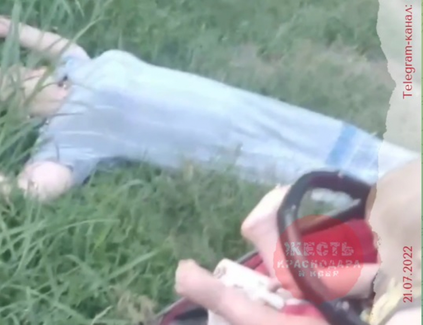 В Краснодаре многодетная мать спала на улице пьяной с ребёнком в коляске