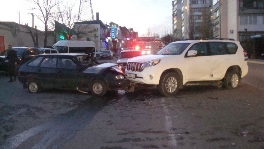 В Новороссийске из-за столкновения машин пострадали трое человек 