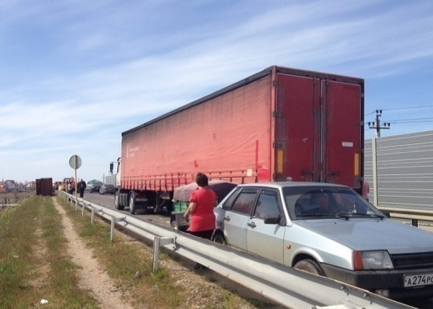 Массовое ДТП на Кубани: столкнулись фура и три легковушки