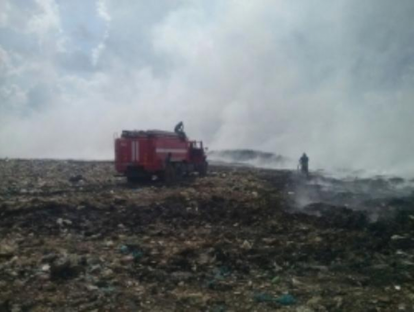 В Анапе продолжают тушить свалку
