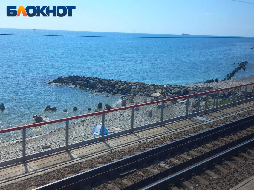 Обвал временно парализовал движение поездов на Черноморском побережье Кубани 