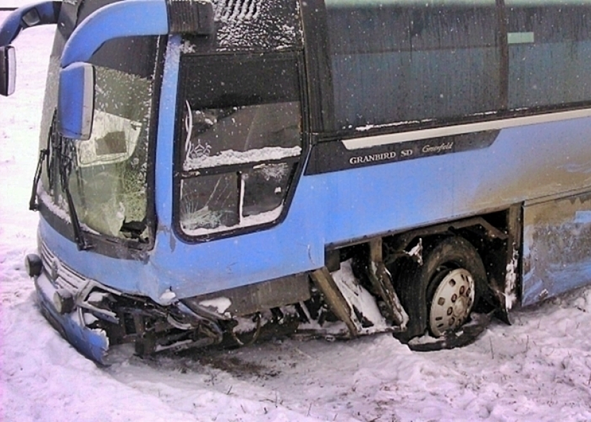 Водитель иномарки на полном ходу врезался в рейсовый автобус на Кубани