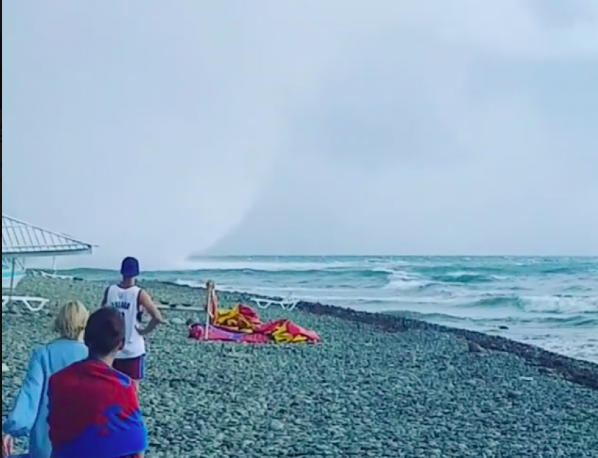 Вышедший из моря смерч в Новороссийске сняли на видео туристы