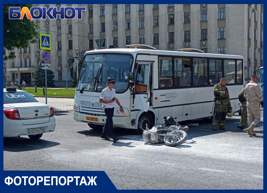 У администрации Краснодарского края автобус сбил девушку на байке: фото и видео