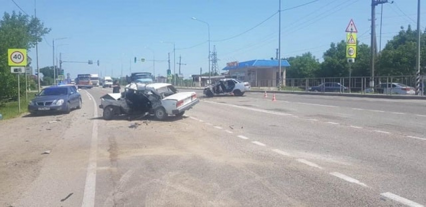 В Краснодарском крае в ДТП погиб водитель, пятеро, в том числе ребенок и два студента, пострадали