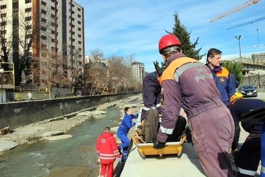 Сочинские спасатели достали пьяного мужчину из русла реки