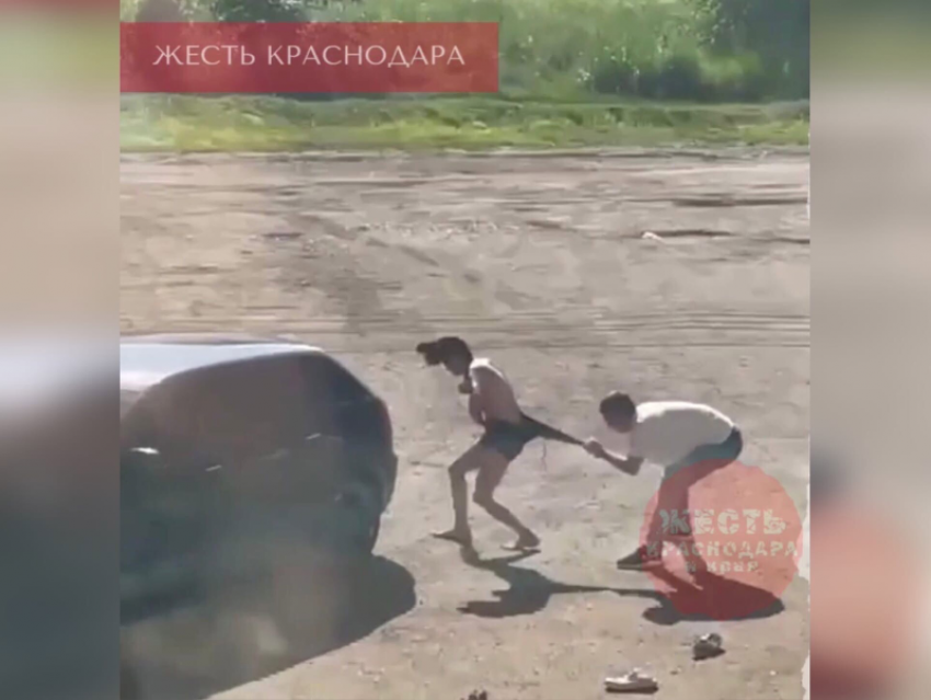 Мужчина избил девушку и раздёл её догола в Краснодаре - видео 