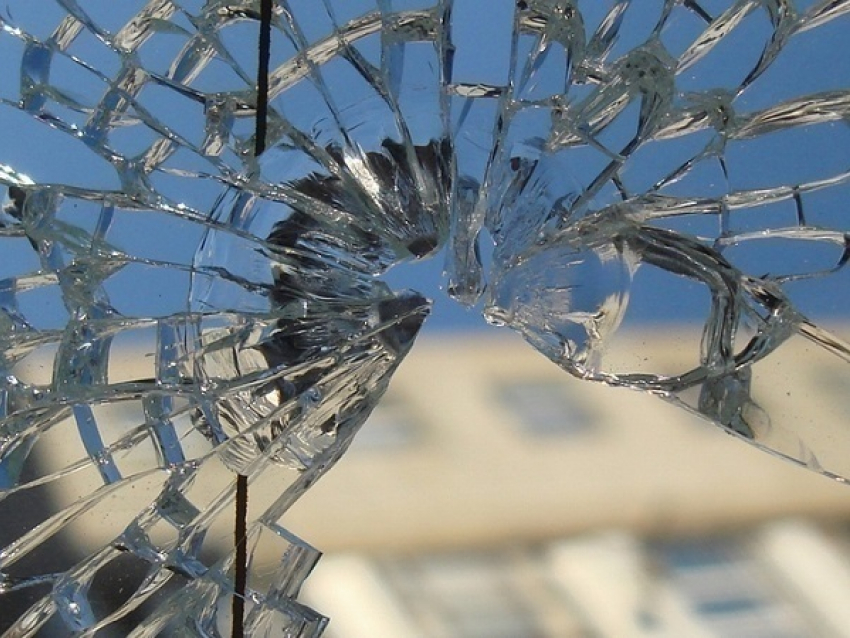 Пьяный москвич выбил стекла в сочинском кафе 