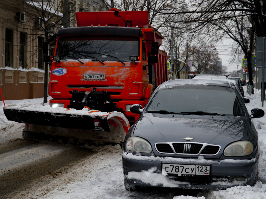 Другие города встали в пробки: как чистят снег за пределами Кубани
