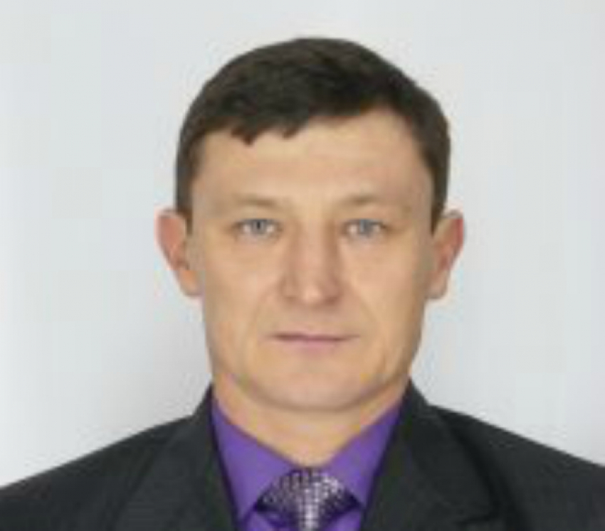 Глава кубанского поселения взял на работу родственницу и потратил 150 тысяч на служебную машину