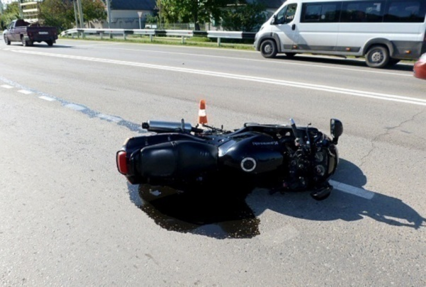 В Приморско-Ахтарске разбился мотоциклист с пассажиром 