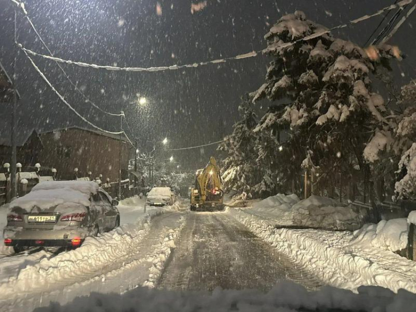 Трассу перекрыли, школьников отправили домой: чем обернулся мощный снегопад для Краснодарского края
