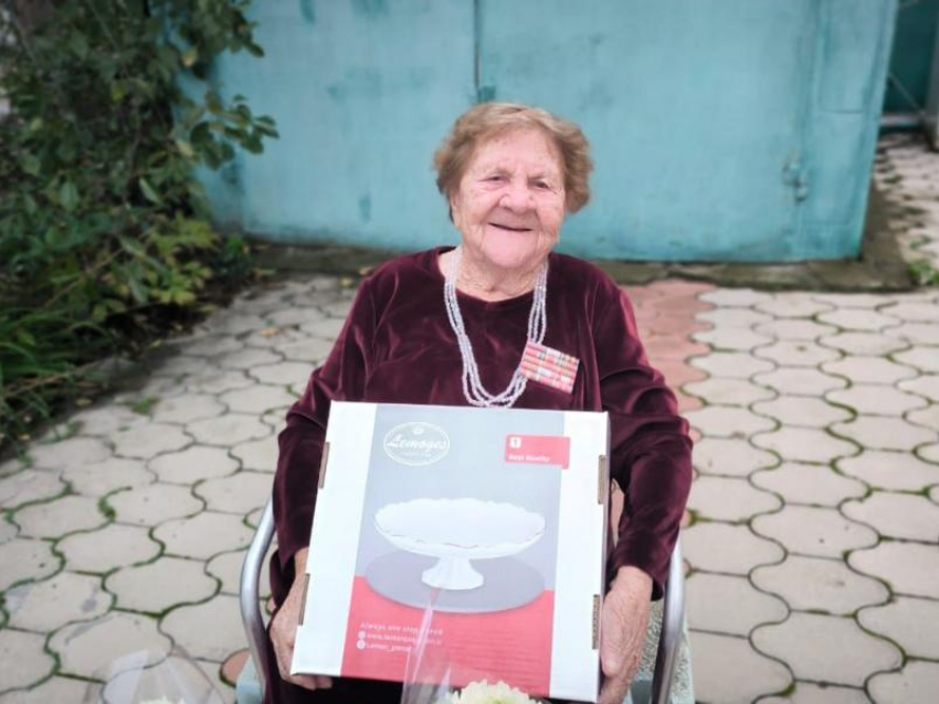 Ветеран ВОВ приняла поздравления со 102-летием от депутата Андрея Анашкина