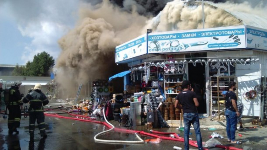 Пожар на складе рынка в Краснодаре тушили почти 7 часов 