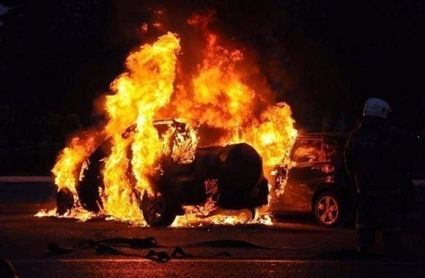 На Кубани два человека погибли в сгоревших автомобилях