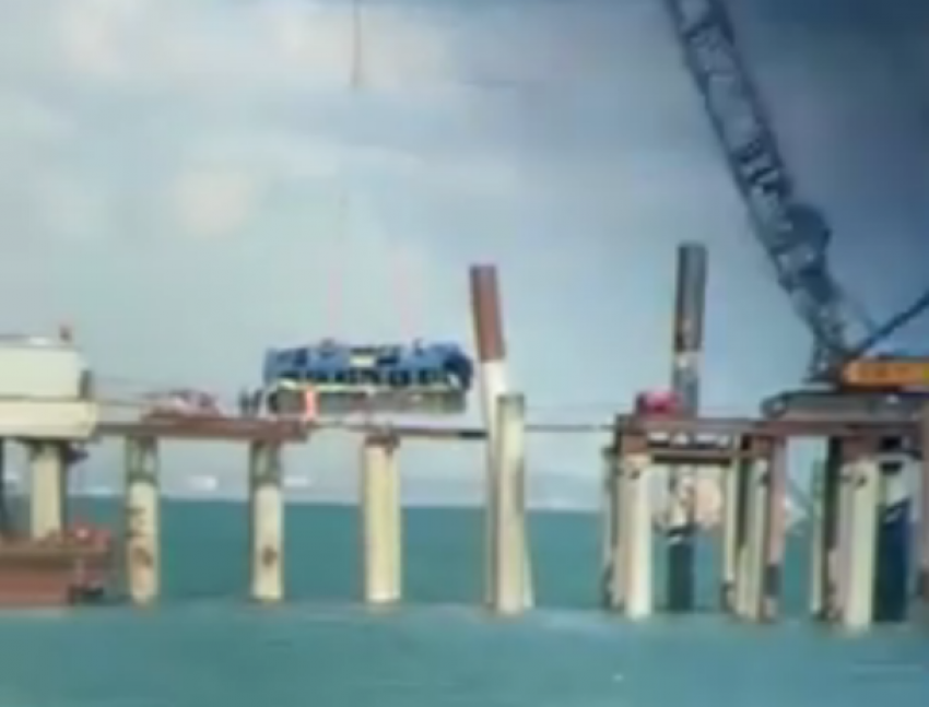  Спасатели подняли на поверхность упавший в море автобус в Темрюкском районе 