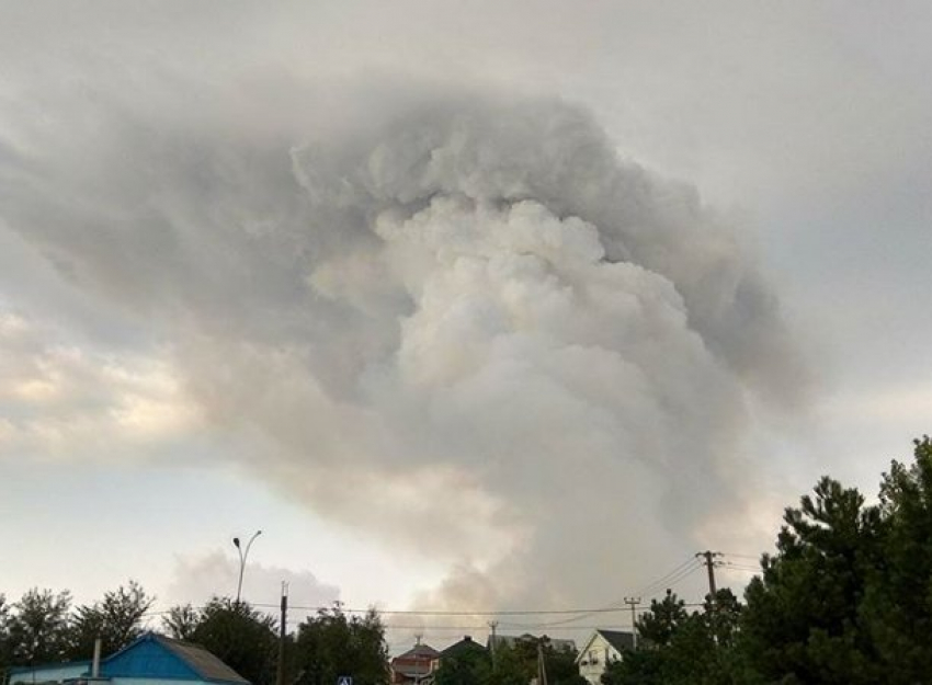  В полях под Темрюком вспыхнул мощный пожар 