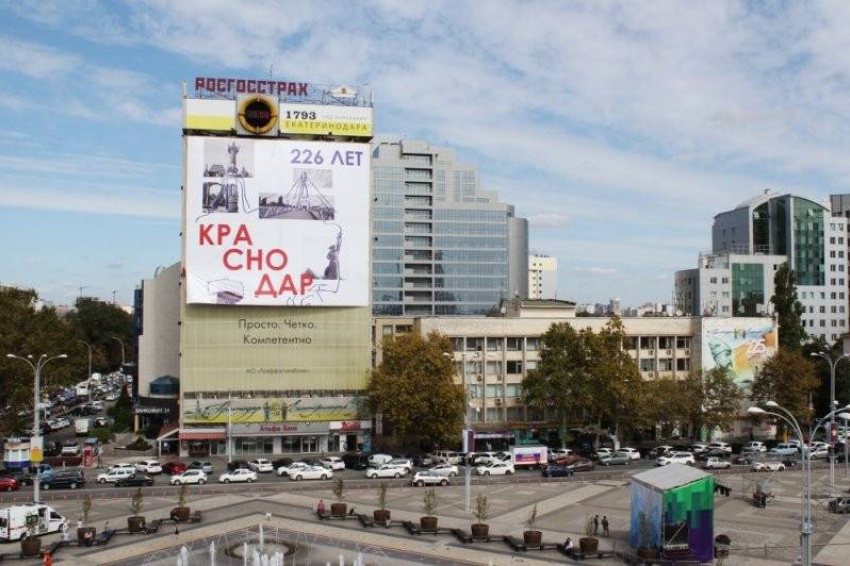 «Главный архитектор плюнула всем в лицо», – активист об установке экрана на здании с часами в Краснодаре 