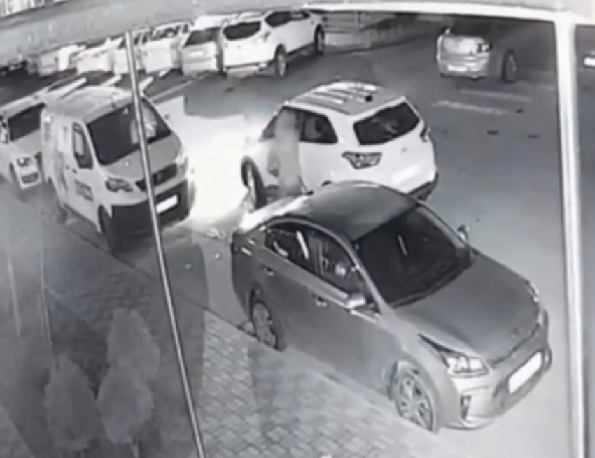  Мужчина с топором накинулся на машину, которая стала на «зебре» в Краснодаре 