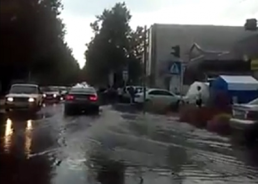 В Кореновске центр ушел под воду из-за сильного дождя 