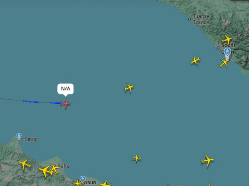 Неизвестный самолёт без позывного летит над морем к Краснодарскому краю