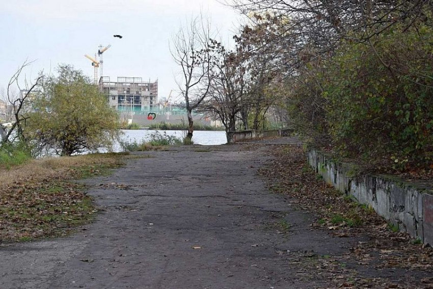 В парковой зоне стадиона «Кубань» ремонтируют часть набережной