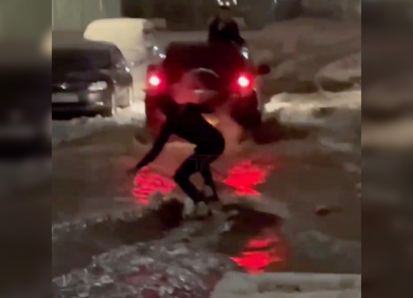Экстремал на вейкборде прокатился по затопленным улицам Краснодара