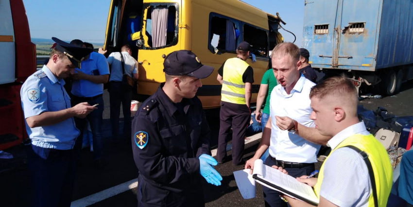 Число погибших в ДТП с микроавтобусом в Крыму выросло