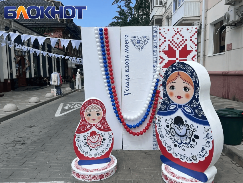 Украшения, напитки и сувениры: на краснодарском Арбате развернулась торговля с элементами «русского кода»