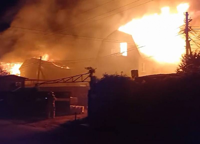 На базе отдыха в Краснодарском крае 5 зданий сгорели в крупном пожаре