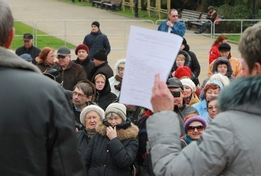В Сочи митинг пенсионеров собрал более 300 человек
