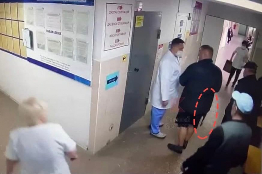 Пациентов поликлиники Краснодара спас от мужчины с автоматом главврач, а не росгвардейцы