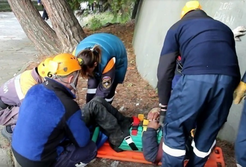 В Сочи мужчина сорвался со стены и сломал позвоночник 