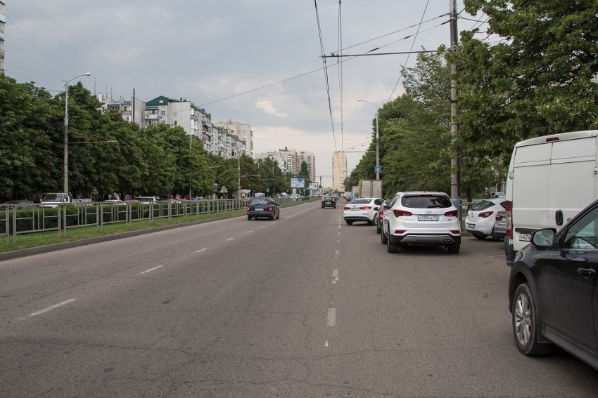 Общественники рассказали, куда деть припаркованные машины с новой выделенки в Краснодаре