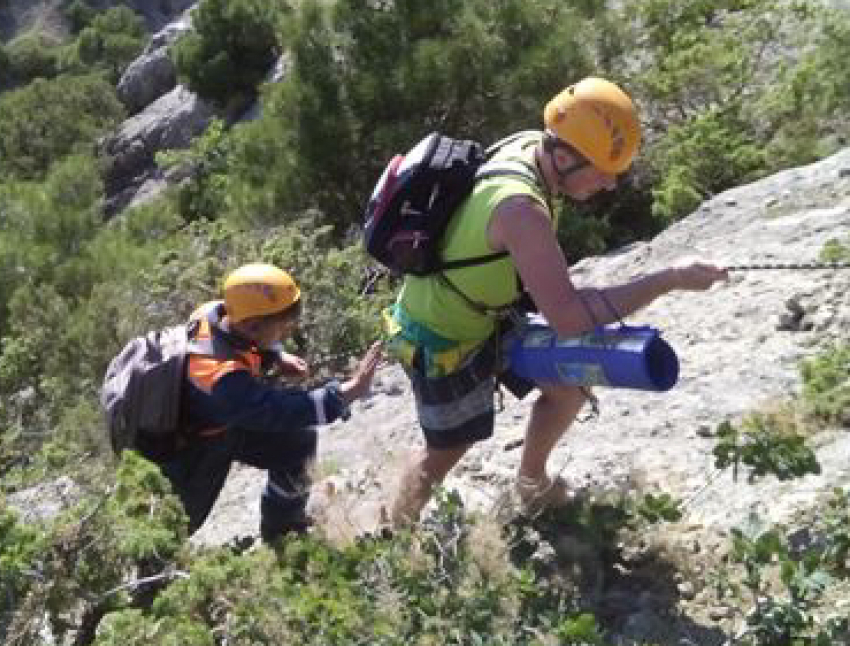 В Анапе 42-летняя американка застряла на сыпучем склоне в горах