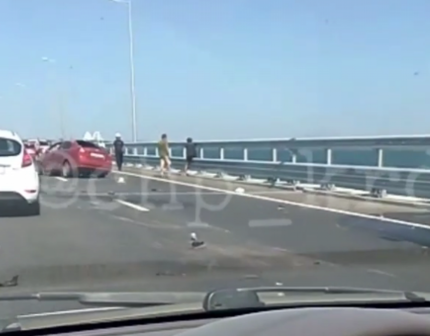  ДТП грузовика и легковушки осложнило движение по Крымскому мосту 