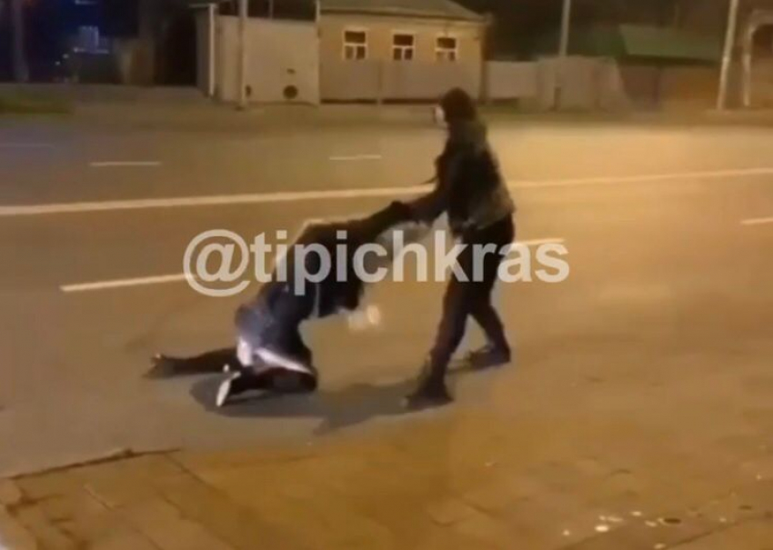 Ожесточенная драка трёх леди попала на видео в Краснодаре